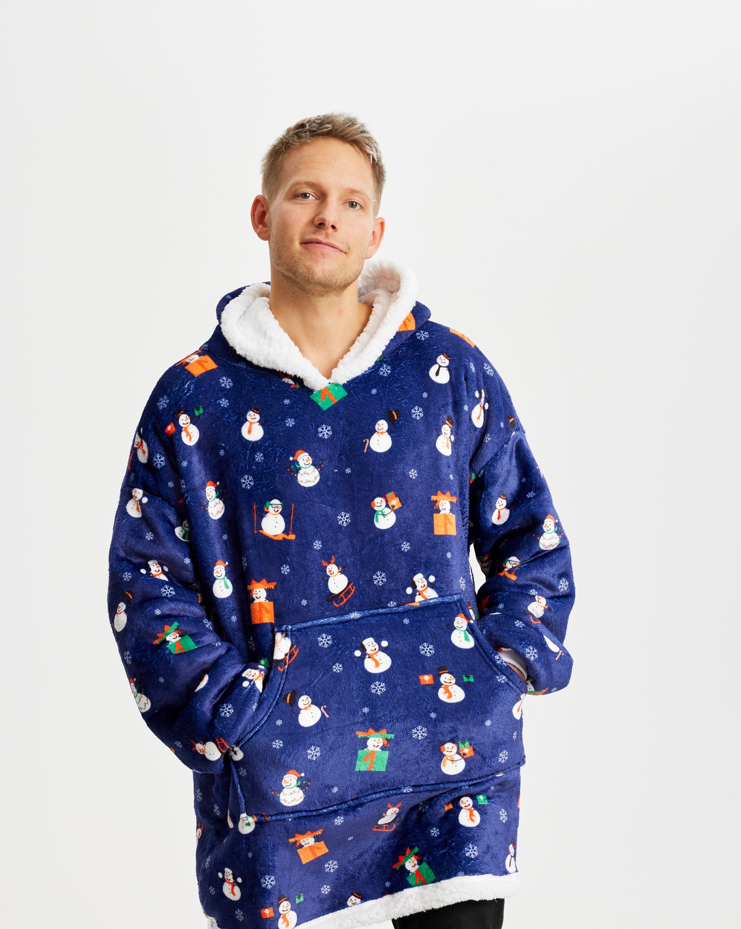 En mand i en blå julehoodie med snemænd på.